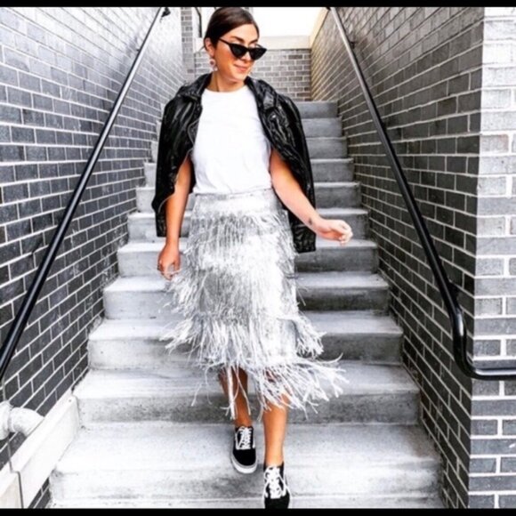 💥INSANELY BEAUTIFUL!💥Roaring 20s Vibe Tatiana Fringed Sequin Skirt in Silver - Picture 5 of 16